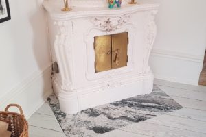 Ein Kamin aus schönem Marmor ist das Herz des Heims - Granitop