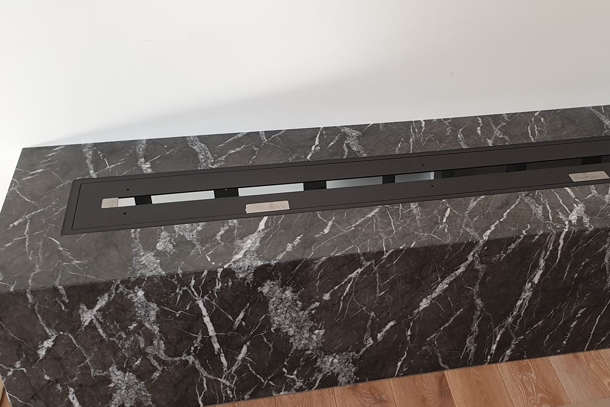 Ein Kamin aus schönem Marmor ist das Herz des Heims - Granitop