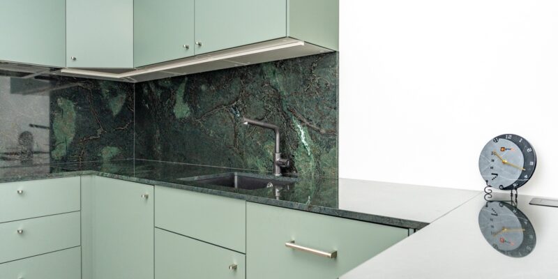Diorite Verde – ein edler smaragdgrüner Granit ziert die Küchenmöbel von Ikea